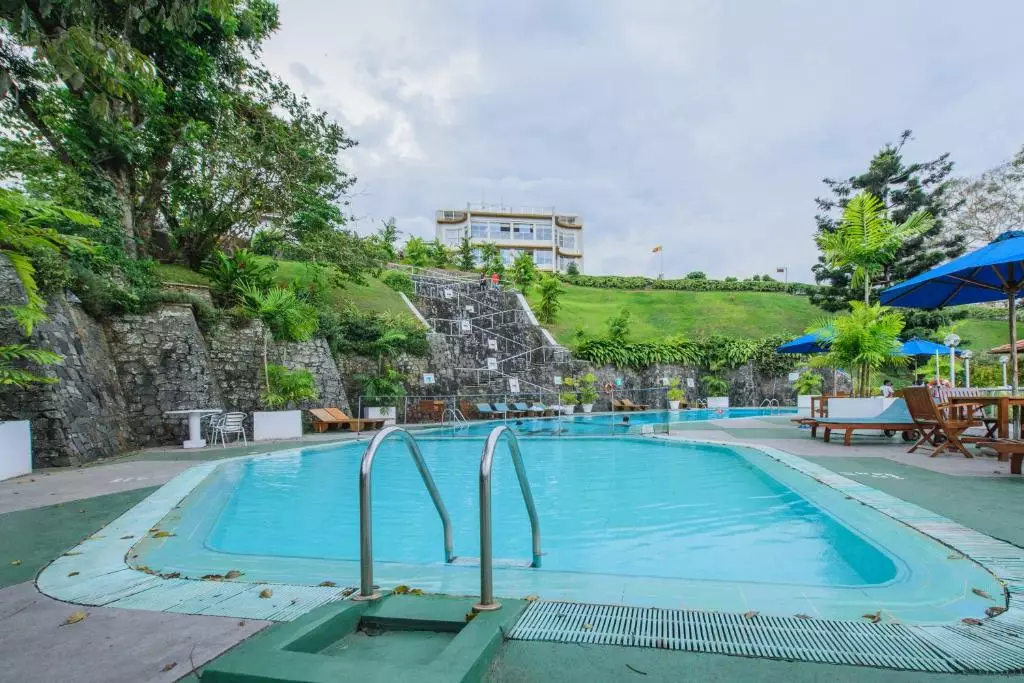 استخر 2  هتل توپاز کندی